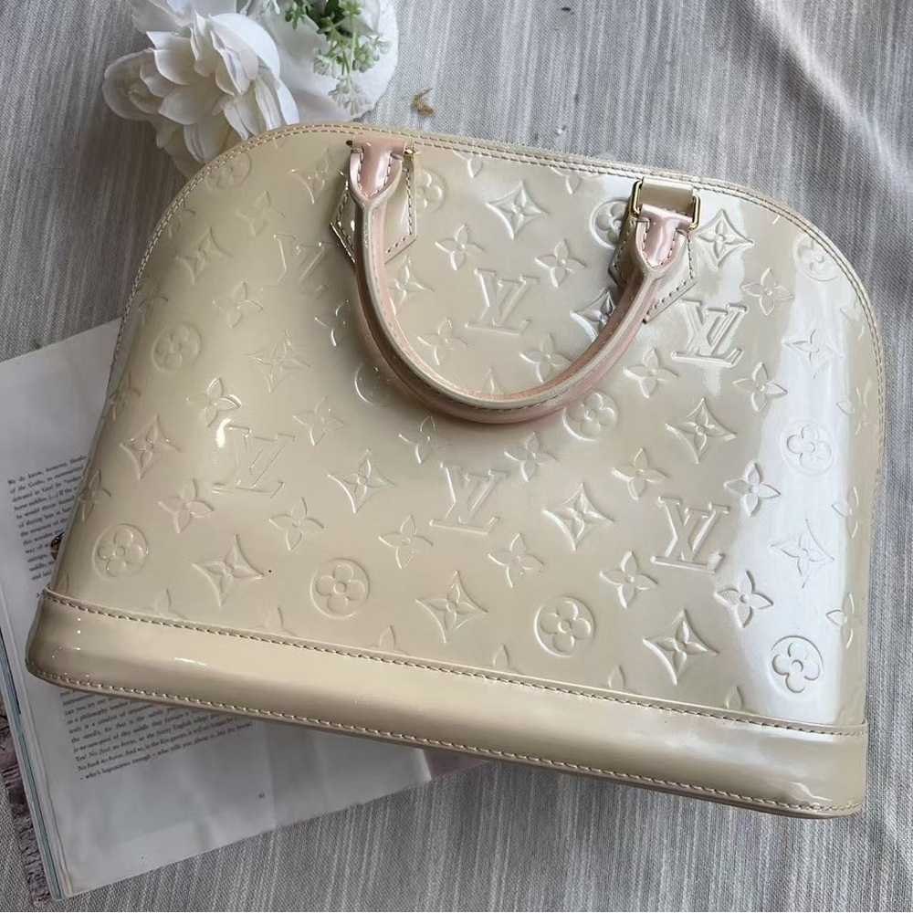 Louis Vuitton Vernis Alma PM Blanc Corail